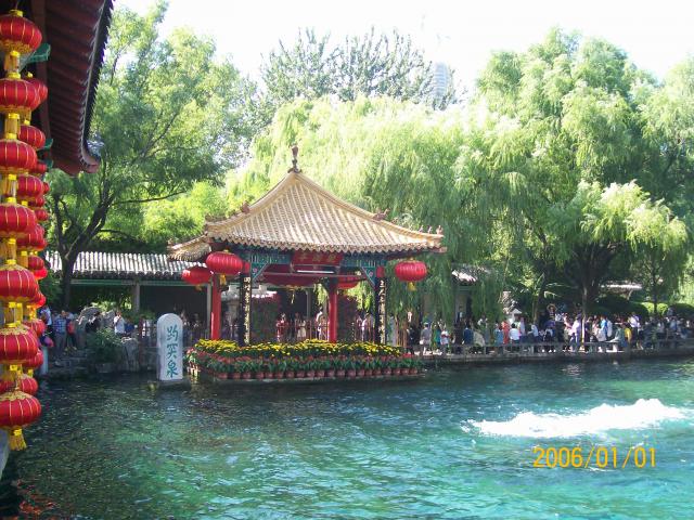 一 不知何时悄然流行了跟着课本游江山,真是旅行的一种适当理由。 老舍先生的《趵突泉》和《济南的冬天》将济南搁在了读者的心头上。是的,要去看看济南和它的趵突泉。或许早该去看看了。拖沓至今,连相机的时间设置也愤怒地倒退为2006年1月1日。 由济南火车站坐11路公交,在大明湖西南门站下车,乘坐免费旅游车到趵突泉公园。趵突泉公园、大明湖和五龙潭三处联票,构成了济南天下第一泉风景区。 二 有泉有潭有湖有水的地方,容易产生关于龙的想象。 从趵突泉的北门出来,向左走100米,过马路到对面就是五龙潭的一个入口。