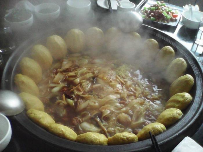 看这一大锅炖菜20个贴饼子,我们4个人哪吃得了